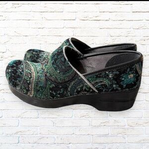 Dansko Vegan Green Black Floral Paisley Print Tapestry Velvet Clogs Size 37 EU